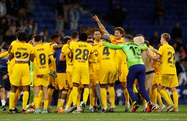 Los jugadores del Barcelona celebran el título de campeones de LaLiga Santander tras finalizar el encuentro.