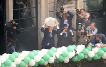 Feyernoord's Dirk Kuyt and coach Giovanni van Bronckhorst celebrate the club's 15th league win on the town hall balcony in Rotterdam.