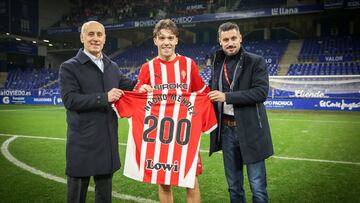 13-01-25. NACHO MÉNDEZ RECIBE UNA CAMISETA CONMEMORATIVA DE SU PARTIDO 200 DE MANOS DE JUAN CARLOS ABLANEDO Y ROBERTO CANELLA.