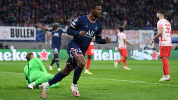 Georginio Wijnaldum, jugador del Paris Saint-Germain, celebra un gol.