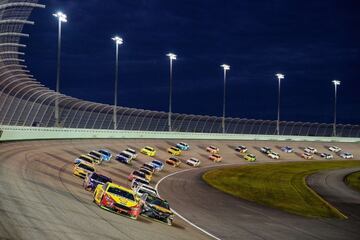 Logano, en primera posición, en el Homestead-Miami Speedway.