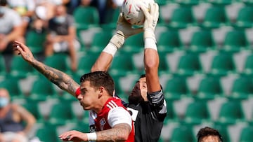 El delantero Santi Mina salta con el portero Kiko Casilla durante el partido entre el Elche y el Celta.