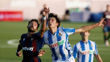 GRAF3548. LA NUCÍA, 06/07/2020.- El extremo del Levante José Luis Morales (i) disputa un balón ante el defensa francés de la Real Sociedad Robin Le Normand (d) durante el encuentro de Liga Santander entre la UD Levante y la Rea