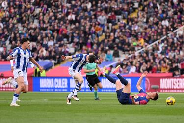 Jugada de la falta de Aritz Gabilondo a Dani Olmo. 