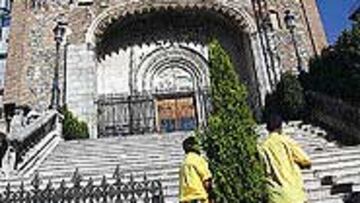 <B>PREPARATIVOS</B>. Varios operarios trabajaban ayer en los Jerónimos.