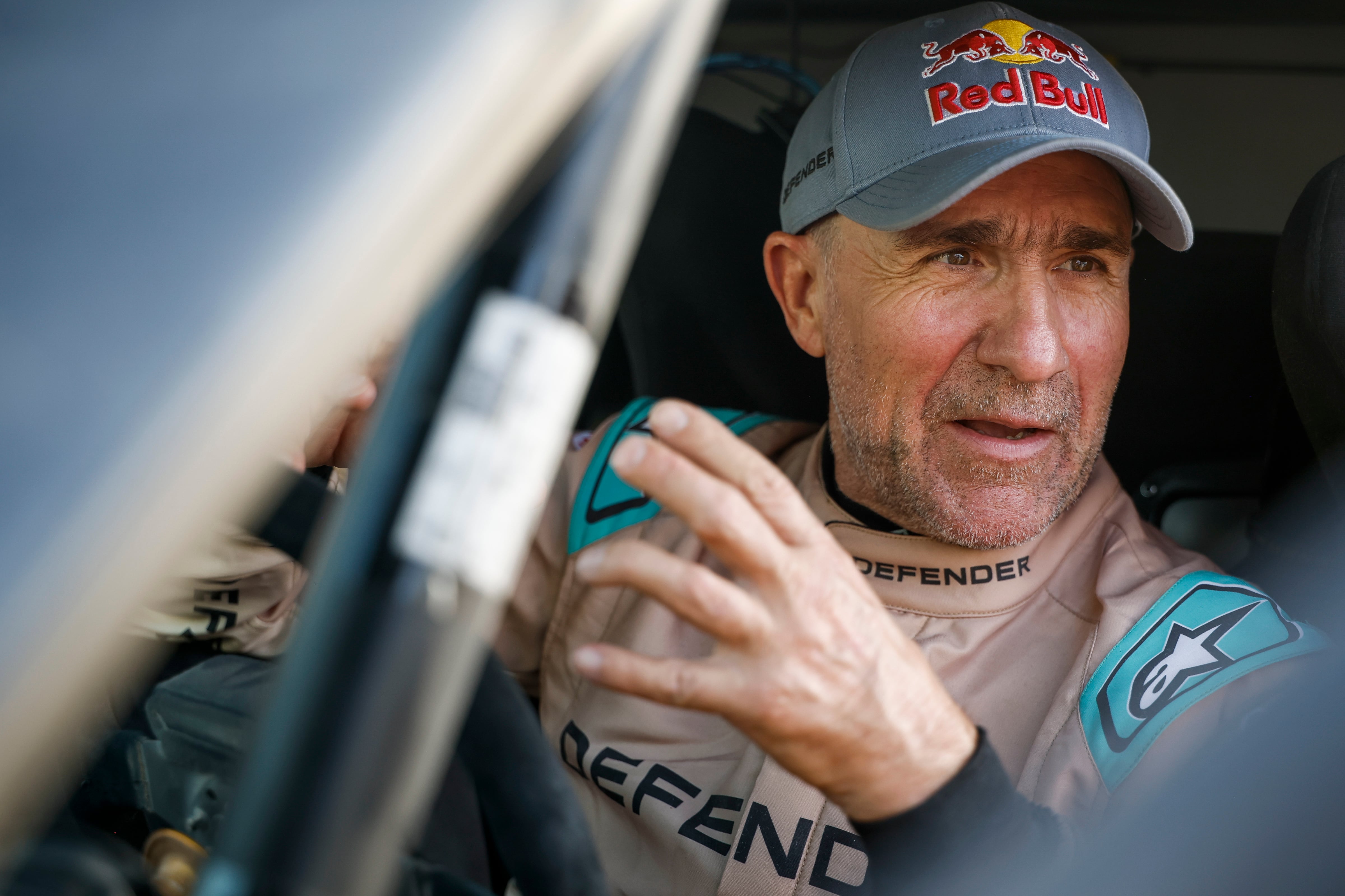 Stephane Peterhansel, piloto de Defender en el Dakar 2026.