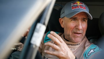 Stephane Peterhansel, piloto de Defender en el Dakar 2026.