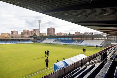 La instalación cuenta con una pista de atletismo que rodea el campo de fútbol.