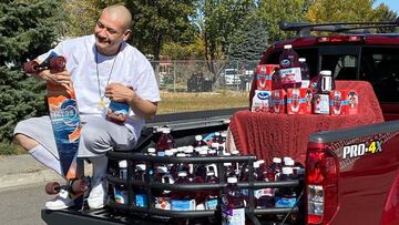 El skater Nathan Apodaca con la camioneta que le regalaron desde Ocean Spray, cargada de zumos de la marca, tras hacerse viral en Tik Tok con un vídeo bebiendo su bebida.