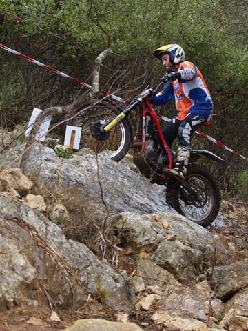 Siempre destac¨® en la moto y en 1999 se proclama campe¨®n de Espa?a Junior. En 2001 logra pleno en todas las categor¨ªas en las que participa y se proclama campe¨®n Mundial Junior. Da el salto a la categor¨ªa absoluta pero la falta de recursos no le permite avanzar y se retira a los 21 a?os.