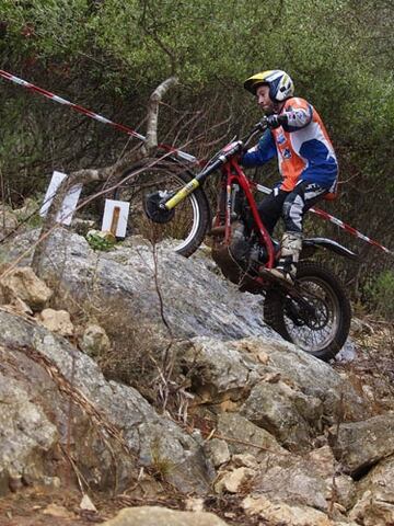 Siempre destacó en la moto y en 1999 se proclama campeón de España Junior. En 2001 logra pleno en todas las categorías en las que participa y se proclama campeón Mundial Junior. Da el salto a la categoría absoluta pero la falta de recursos no le permite avanzar y se retira a los 21 años.