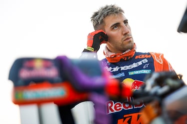  El argentino Luciano Benavides (KTM Factory Racing) logró este lunes su tercera victoria de etapa en la 48 edición del Rally Dakar, la segunda consecutiva, y se situó como nuevo líder en motos con tan solo diez segundos de margen sobre su compañero de equipo, el australiano Daniel Sanders, al que recortó casi cinco minutos en la octava jornada para arrebatarle el primer puesto. 