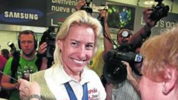 <b>PREMIADA POR SU MADRE. </b>Paquita, madre de Marta, le entrega la Banda de la Mujer de Palencia.