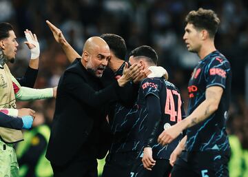 El técnico español del Manchester City tuvo gestos de 'cariño' con Foden tras anotar el gol.