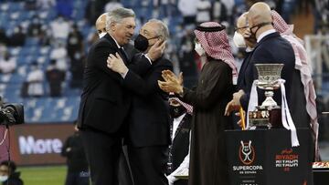 Ancelotti, con Florentino P&eacute;rez tras ganar la Supercopa de Espa&ntilde;a. 