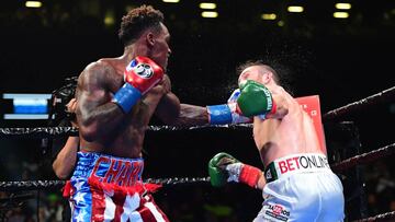 Jermall Charlo golpea a Dennis Hogan durante su combate.