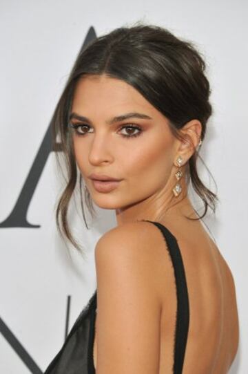 Emily Ratajkowski también fue el centro de las miradas en los CFDA Fashion Awards.