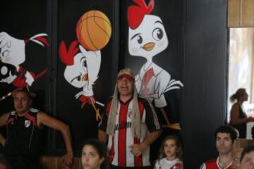 DEPORTES
LOS HINCHAS DE RIVER VIENDO EL PÁRTIDO EN BAR DEL ESTADIO.
FOTO ORTIZ GUSTAVO 16-12-15