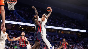 Chuma Okeke intenta un mate ante el Baskonia.