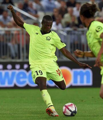 Delantero. 23 a?os. Lille. Ha marcado seis goles en nueve partidos. Zurdo, el Bar?a lo sigue hace meses pero el fichaje de Malcom le quita opciones ya que es un futbolista que suele partir desde la banda y no juega de delantero centro, que es donde realmente el Bar?a debe empezar a buscarle un sustituto a Su¨¢rez. Ser¨ªa una inversi¨®n. Su valor de mercado es apenas de 16 millones de euros. El Sevilla lo quiso este verano.