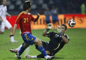 Silva marca uno de sus dos goles en el último triunfo de España en Grecia (2-3) en agosto de 2007.