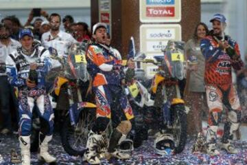 Dakar 2014: Fue un reto mayúsculo. Y es que fue la edición más exigente en Sudamérica y de las más duras que se recuerdan. Pero el piloto AMV Marc Coma, a pesar de sufrir un fuerte resfriado que le provocó algo de fiebre, consiguió la victoria final, su cuarto trofeo con el rostro del tuareg (2006, 2009, 2011 y 2014). Tras hacerse con el liderato en la quinta etapa del rally y conseguir dos victorias parciales, el piloto AMV recuperó el trono de la carrera más dura del planeta.