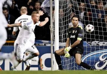 Copenhague-Juventus. Nicolai Jorgensen y su compañero Nicolai Jorgensen, celebrando el gol ante la mirada del portero Juventus Gianluigi Buffon.