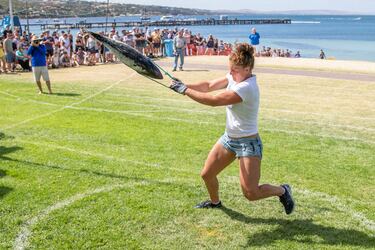 Se celebra en Port Lincoln, en la Península de Eyre, Australia del Sur. Es el festival comunitario más grande de la región y una celebración de la rica industria pesquera y la cultura local, especialmente enfocada en el atún. El famoso "Tuna Toss" es, sin duda, la atracción estrella y lo que ha dado fama mundial al festival. Los participantes compiten lanzando un atún congelado de unos 10 kilogramos lo más lejos posible. Es una competición sorprendentemente atlética y divertida que atrae a muchos espectadores.