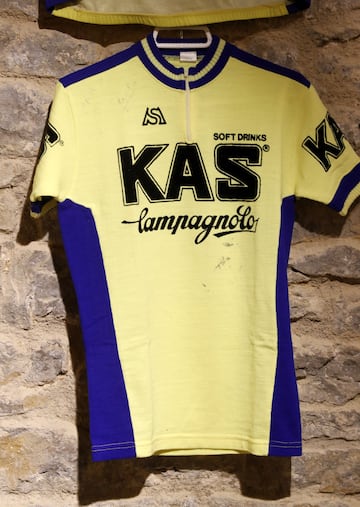 En la muestra celebrada en Vitoria, el equipo KAS cuenta con gran protagonismo, ya que además de los maillots hay una muestra de las plantillas que tuvo en su historia.