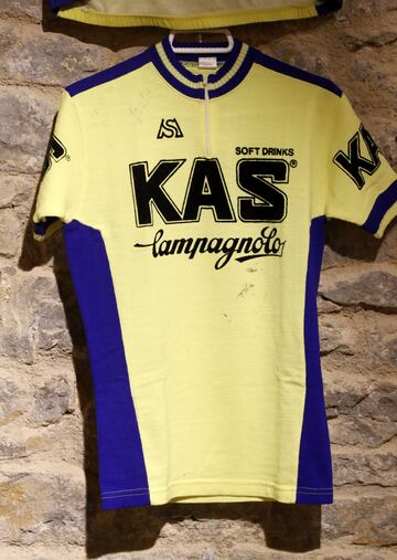 En la muestra celebrada en Vitoria, el equipo KAS cuenta con gran protagonismo, ya que además de los maillots hay una muestra de las plantillas que tuvo en su historia.