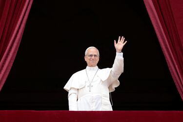 El Papa León XIV dirige una oración de Regina Caeli desde el balcón central (Loggia delle Benedizioni) de la Basílica de San Pedro, en el Vaticano.