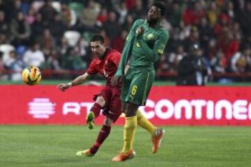 El centrocampista portugués Joao Moutinho compite con el centrocampista camerunés Alexandre Song durante la Copa del Mundo 2014 partido amistoso de fútbol Portugal - Camerún en el estadio Magalhaes Pessoa de Leiria
