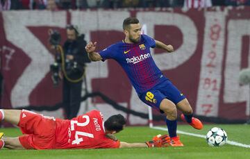 Jordi Alba y Silvio Proto.