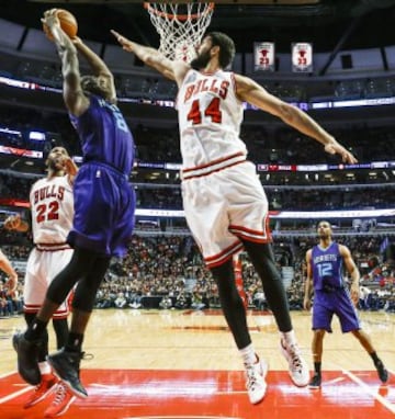 Nikola Mirotic intenta taponar a Biyombo.