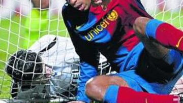 <b>EL MOMENTO. </b>Thierry Henry aprovechó una segunda jugada, después de que Márquez cabeceara atrás un servicio de esquina ejecutado por Xavi, ayer muy tapado.