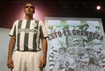 Alejandro Bernal posa con la camiseta de local de Atlético Nacional.