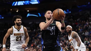 Klay Thompson #31 of the Dallas Mavericks drives to the basket during the second half against the Denver Nuggets at American Airlines Center on January 14, 2026 in Dallas, Texas.