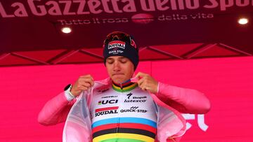 Remco se ajusta la maglia rosa en el podio de Cesena.