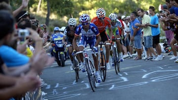 El pelotón asciende las rampas del Xorret de Catí en la Vuelta a España 2010.