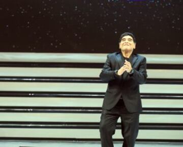 Actuaci¨®n de Maradona en el teatro San Carlo de N¨¢poles.