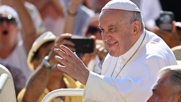 Vatican City (Vatican City State (holy See)), 15/06/2022.- Pope Francis arrives to lead the weekly general audience in Saint Peter's Square, Vatican City, 15 June 2022. (Papa) EFE/EPA/ETTORE FERRARI
