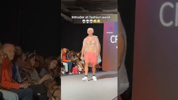 Hombre se viste con una bolsa de basura y se cuela a un desfile de moda