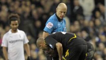 Howard Webb asiste a los primeros cuidados m&eacute;dicos recibidos por Fabrice Muamba tras su parada cardiaca en el partido de la FA Cupe entre el Bolton y el Tottenham.