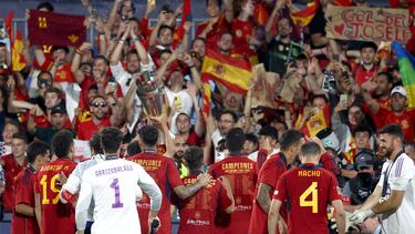 Soccer Football - UEFA Nations League Final - Croatia v Spain - Feyenoord Stadium, Rotterdam, Netherlands - June 18, 2023 Spain's Unai Simon, Kepa Arrizabalaga and Nacho celebrate with teammates and the fans after winning the UEFA Nations League final REUTERS/Yves Herman