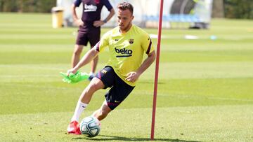 Arthur, en un entrenamiento con el Bar&ccedil;a.