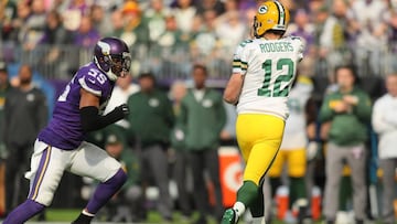 MINNEAPOLIS, MN - OCTOBER 15: Anthony Barr #55 of the Minnesota Vikings chases Aaron Rodgers #12 of the Green Bay Packers during the first quarter of the game on October 15, 2017 at US Bank Stadium in Minneapolis, Minnesota.   Adam Bettcher/Getty Images/AFP
 == FOR NEWSPAPERS, INTERNET, TELCOS &amp; TELEVISION USE ONLY ==