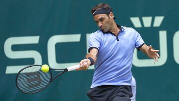 Roger Federer, golpeando la bola ante Zverev en Halle.