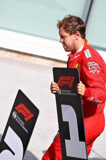 Sebastian Vettel, tremendamente enfadado por su sanción, se dirigió hacia el lugar donde debía estar su coche y cambió el número 1 de Hamilton por el segundo suyo.