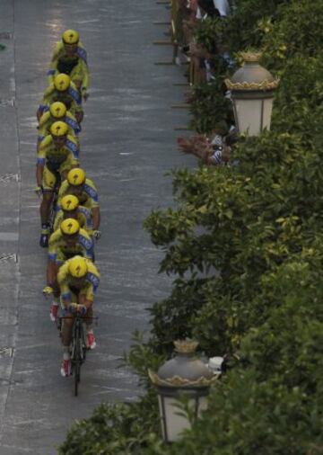 Los ciclistas del equipo Saxo-Tinkof, durante la primera etapa de la Vuelta Ciclista a España 2014, que en su 69 edición ha comenzado con una contrareloj por equipos de 12 kilómetros en la ciudad gaditana de Jerez de la Frontera. 