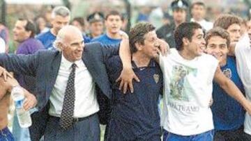 <b>TRIUNFO TRAS TRIUNFO. </b>Bianchi convirtió a Boca en una máquina de ganar. Arriba, celebra junto a Ibarra, Riquelme y Córdoba, su primera Liga. Abajo, se abraza a Bermúdez, que transformó el penalti definitivo de la Libertadores de 2000.
